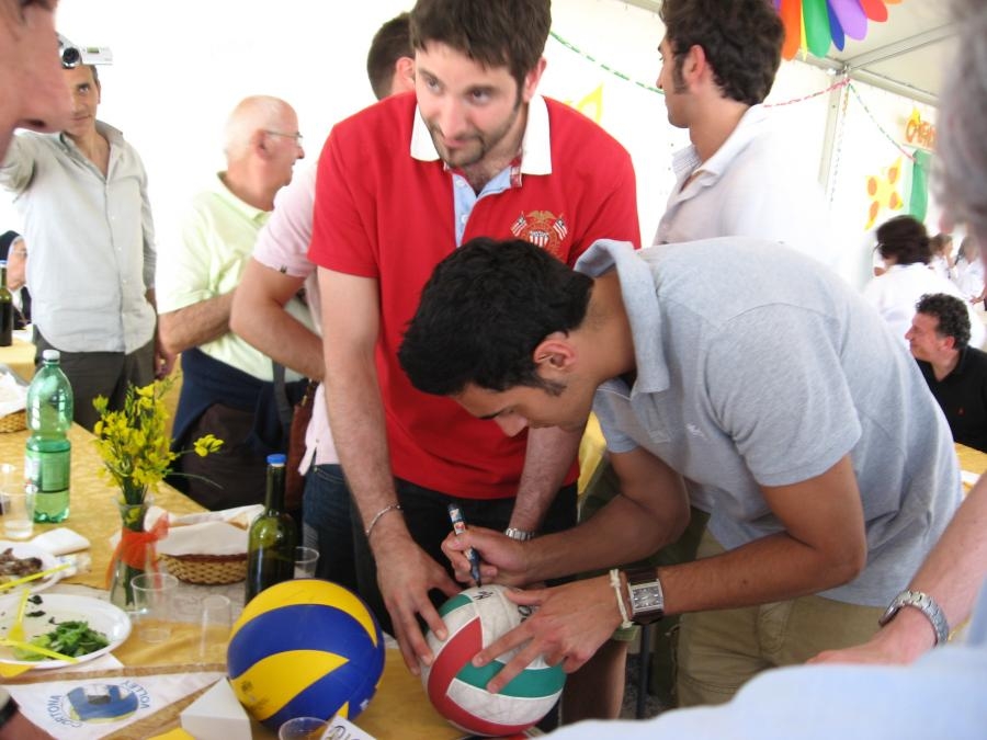 I nostri campioni del Cortona Volley donano al CAM due palloni autografati