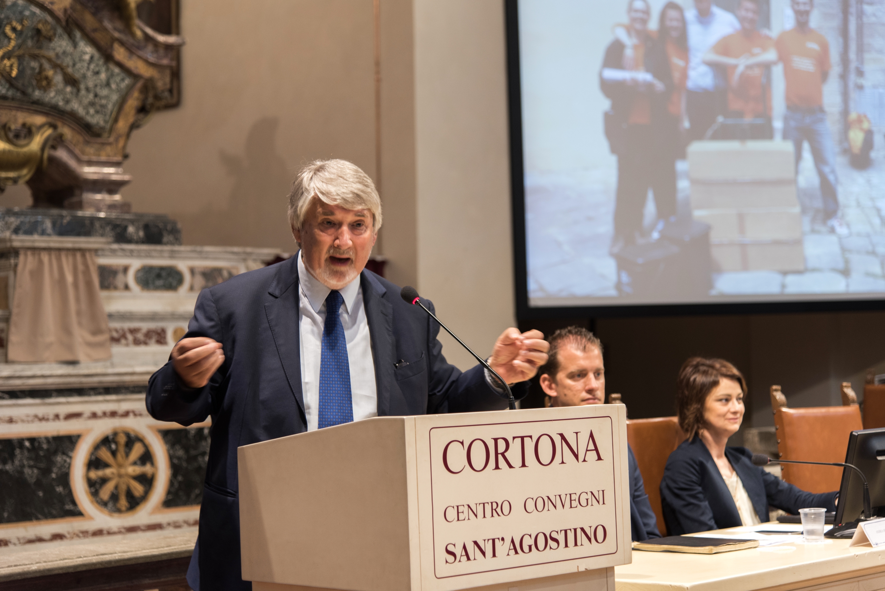 Poletti a Cortona premia 'All'opera per il bene Comune'. A pochi metri Sit in di protesta delle opposizioni