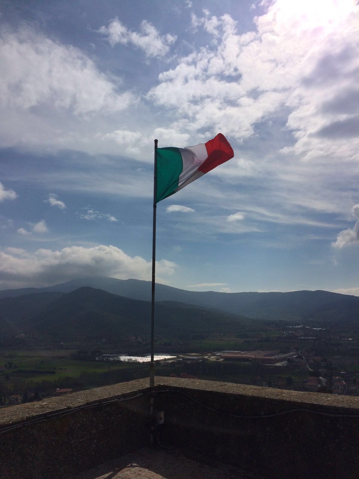Bandiere tricolori a Castiglion Fiorentino