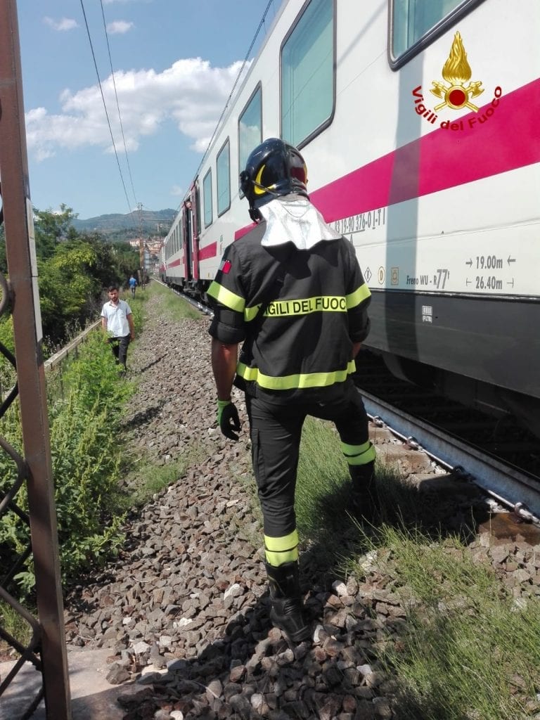 Treno si blocca, due invalidi soccorsi dai Vigili del Fuoco